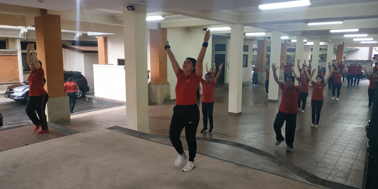 Kegiatan rutin senam pagi di aula kantor Inspektorat Provinsi Bali