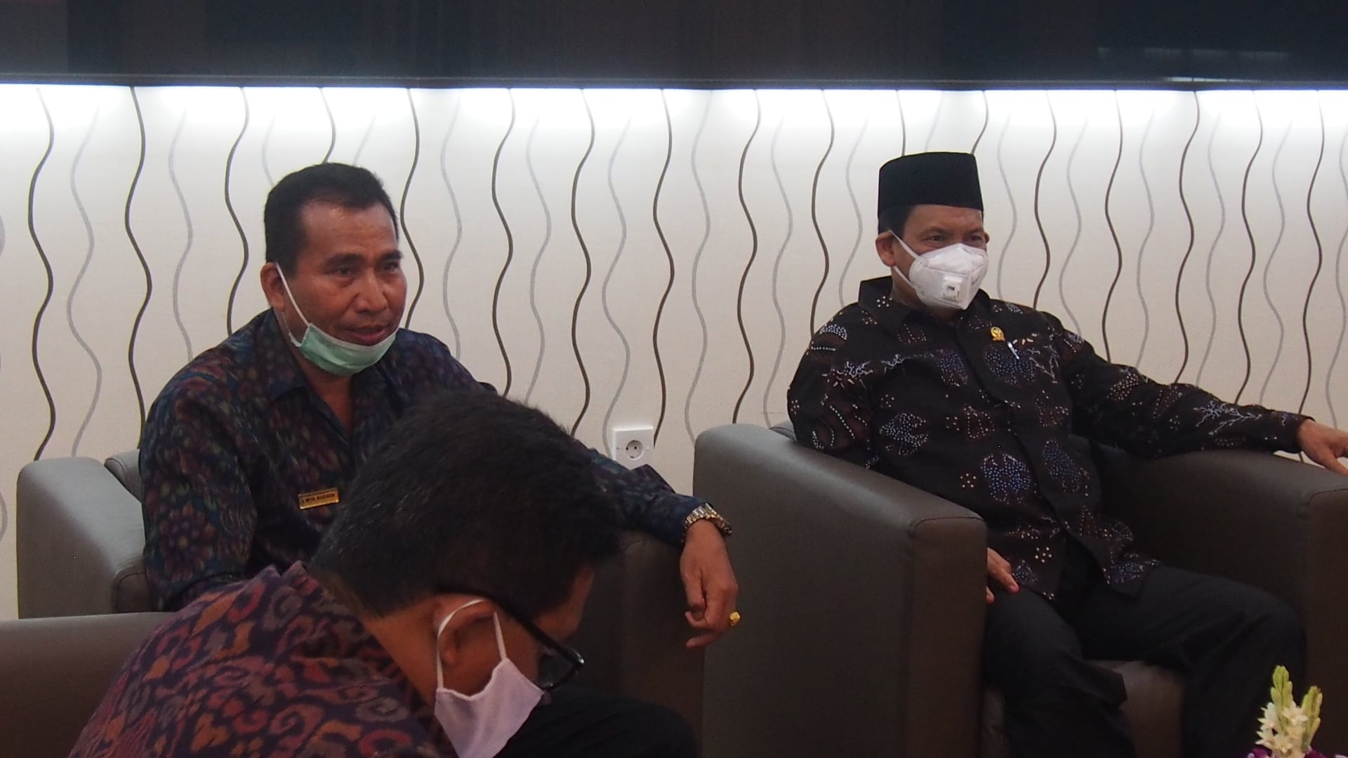 Inspektur Daerah Provinsi Bali I Wayan Sugiada bersama Sekretaris Inspektorat Provinsi Bali Menjamu Tamu dari Konstitusional Komite IV DPD RI