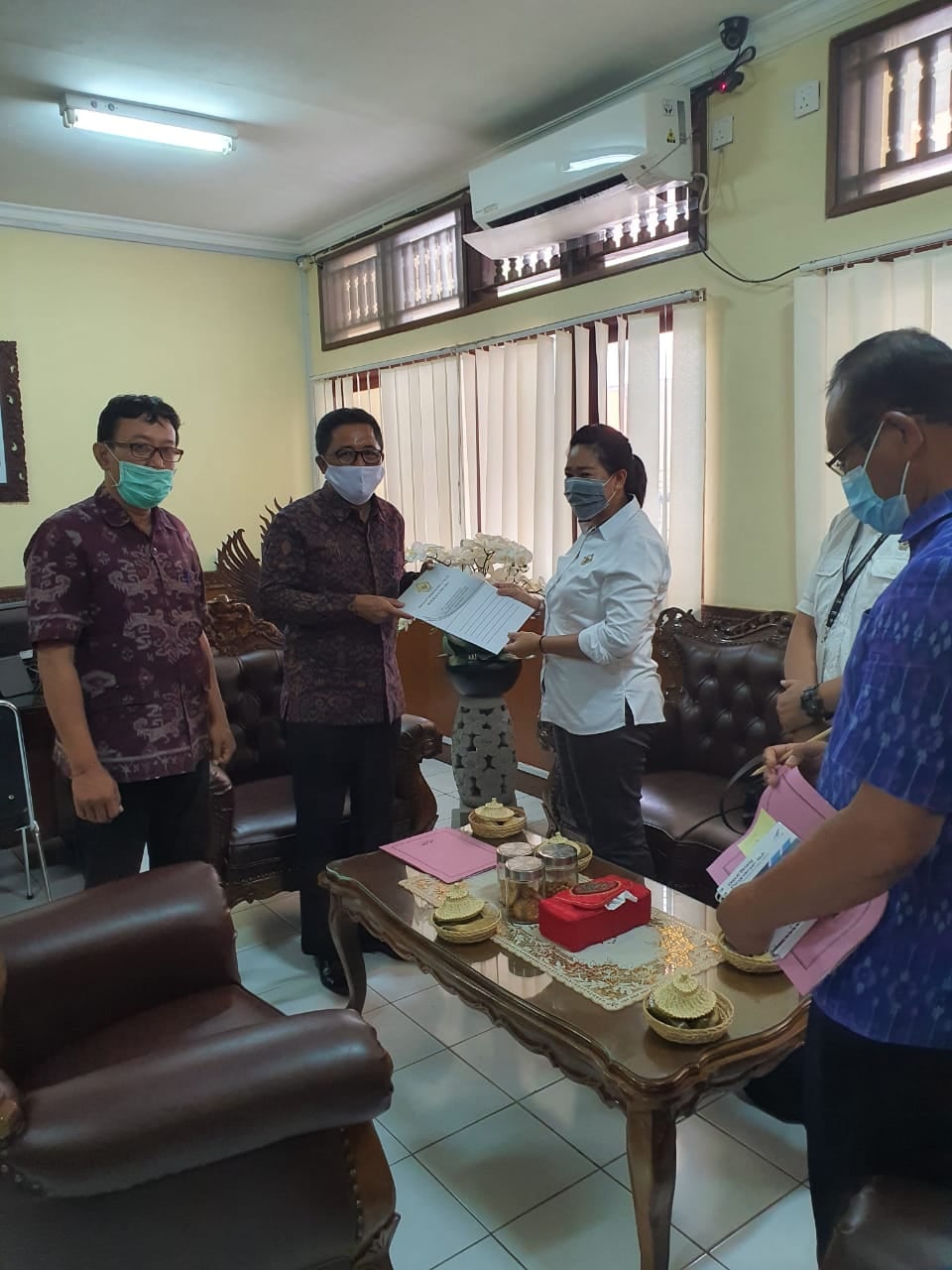 Sekretaris Inspektorat Daerah Provinsi Bali I Komang Hendri Lesmana menerima Tim BPK Perwakilan Provinsi Bali