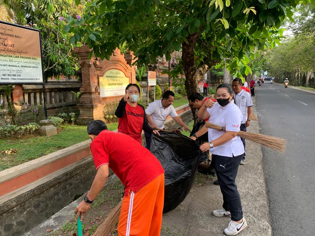 Bersih-bersih Sampah Plastik