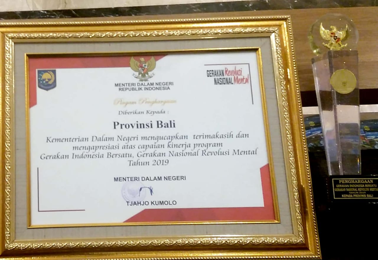 PROVINSI BALI KEMBALI MENERIMA PENGHARGAAN ATAS CAPAIAN PROGRAM GERAKAN INDONESIA BERSATU DALAM PELAKSANAAN GERAKAN NASIONAL REVOLUSI MENTAL YANG DISERAHKAN MENTERI DALAM NEGERI  PADA PEKAN KERJA NYATA GERAKAN NASIONAL REVOLUSI MENTAL III  TAHUN 2019 DI P