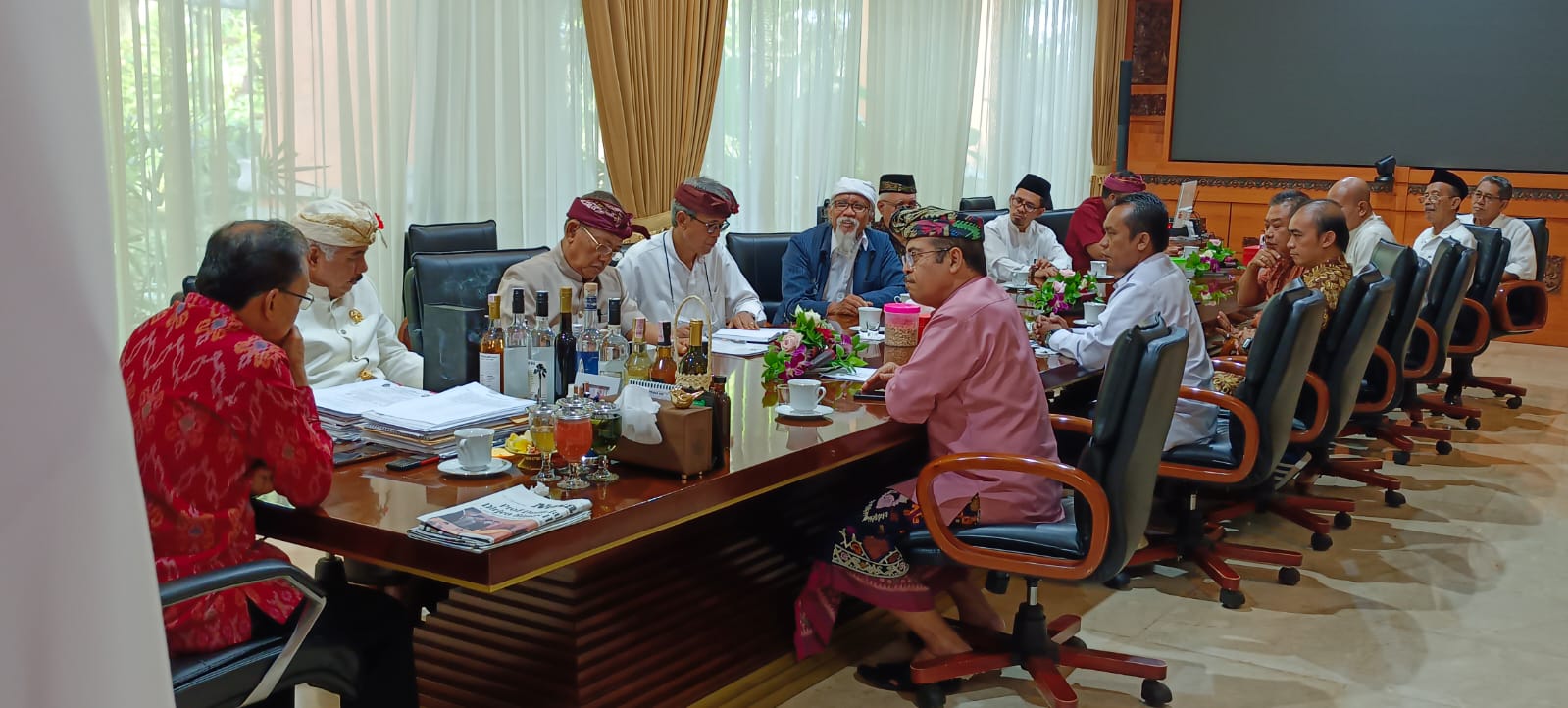Kaban KESBANGPOL dampingi Gubernur Bali terima Audensi FKUB.