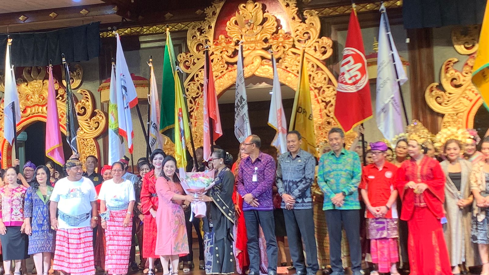 KESBANGPOL Bali libatkan Organisasi Kemasyarakatan (ORMAS) seBali pada Fashion Show Serangkaian Penutupan Pameran IKM Bali Bangkit Tahap 3 Tahun 2023, SPEKTAKULER!