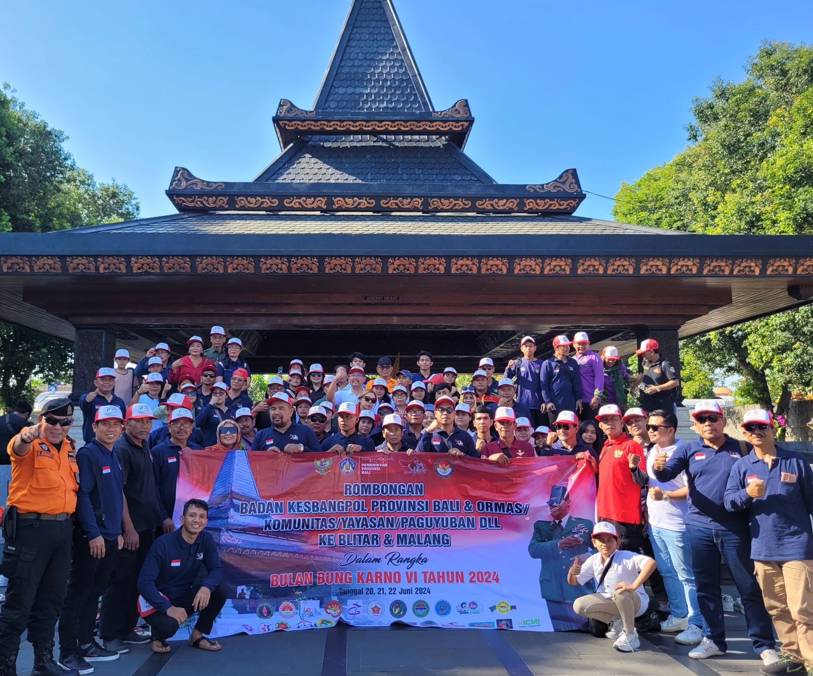 Ziarah Rombongan Badan Kesbangpol Provinsi Bali beserta Ormas ke Makam Bung Karno