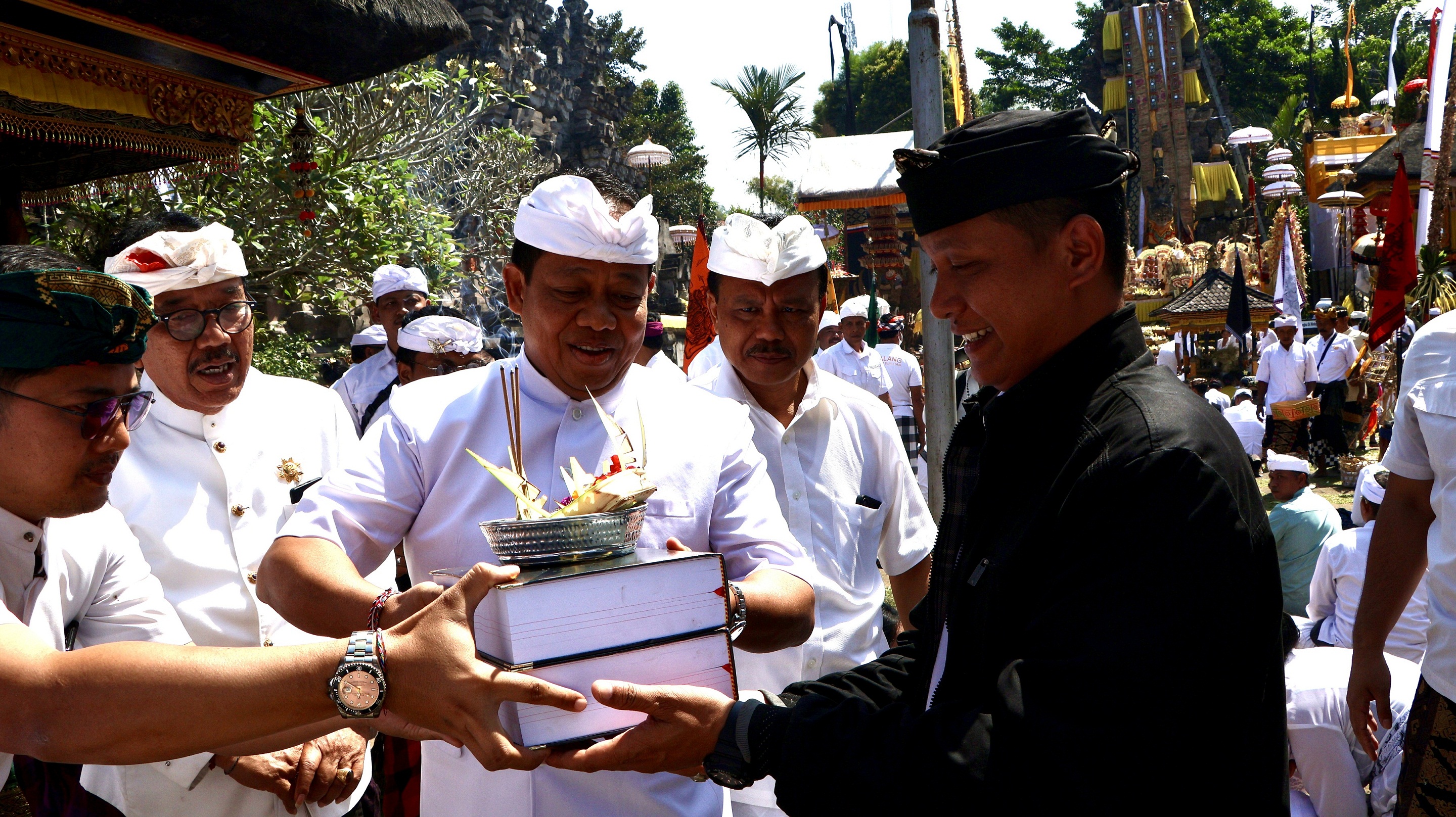 Pj. Gubernur Mahendra Jaya Hadiri Puncak Karya Panca Wali Krama Pura Mandara Giri Semeru Agung