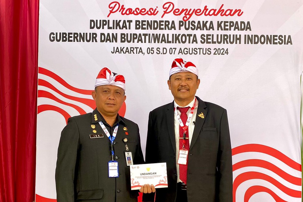 Kaban Kesbangpol Bali Menerima Duplikat Bendera Pusaka