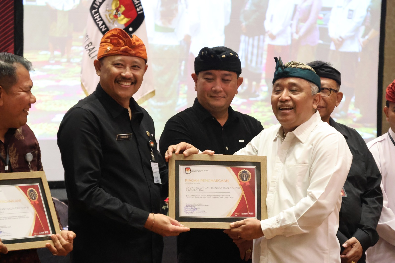 Kaban Kesbangpol Bali Terima Penghargaan Pelaksanaan Pilkada Provinsi Bali