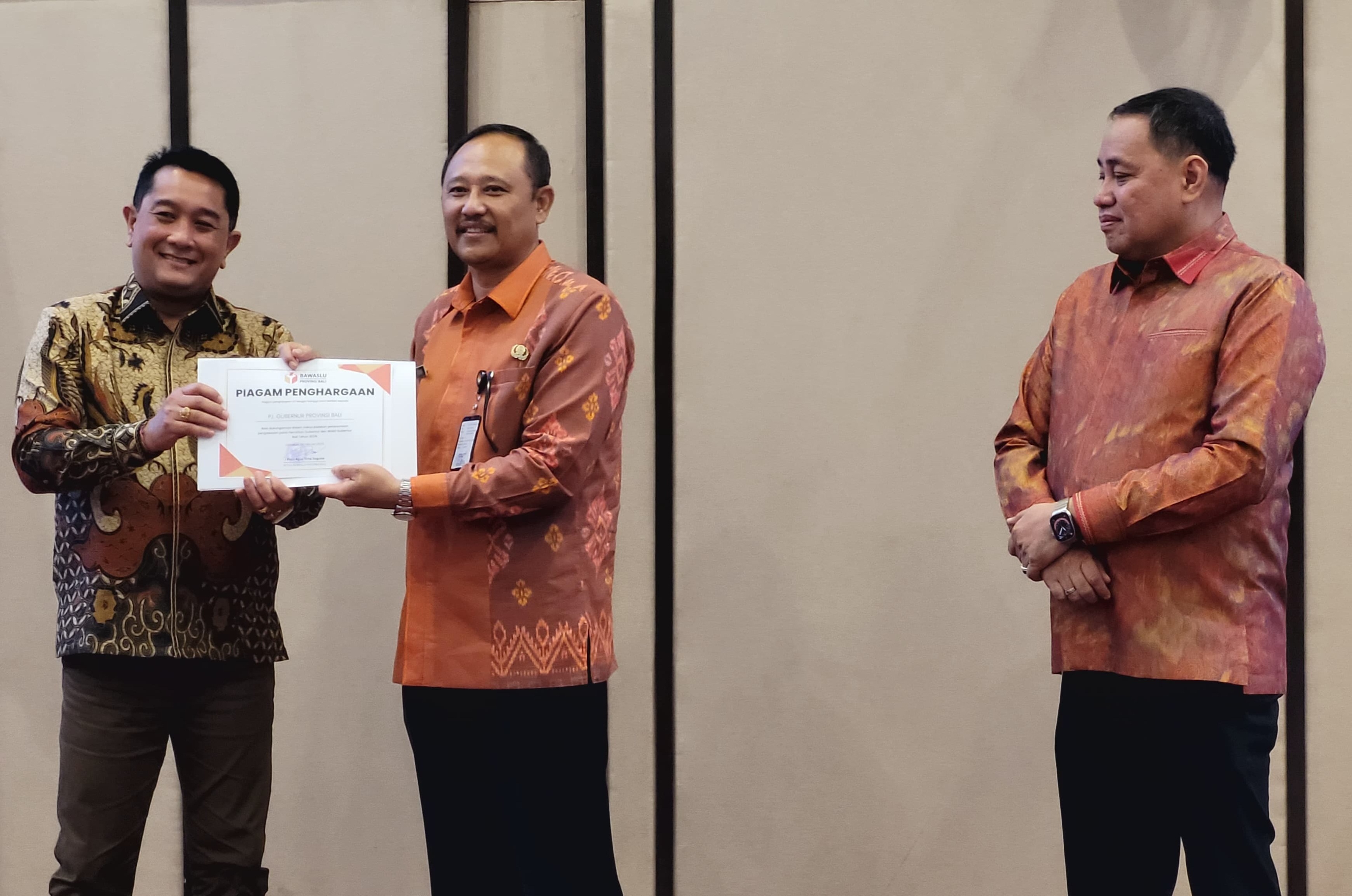 Pilkada 2024 lancar, Kesbangpol Bali Terima Penghargaan