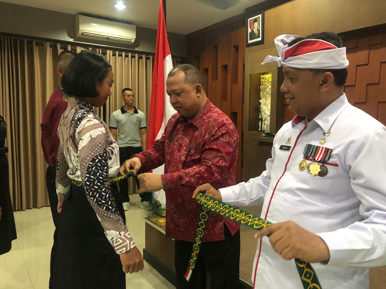 Kaban KESBANGPOL Bali Pasang Kendit ke Calon Paskibraka Bali 2025