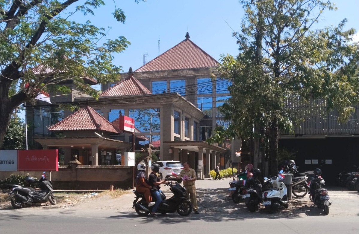 Kesbangpol Bali Bagikan Bendera Merah Putih, Semarakkan HUT ke-81 Kemerdekaan RI