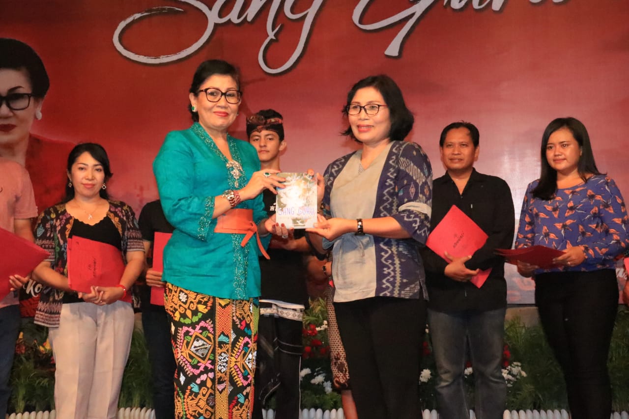 Ny Putri Koster Inginkan Lomba Cipta Puisi Guru Digelar Secara Nasional