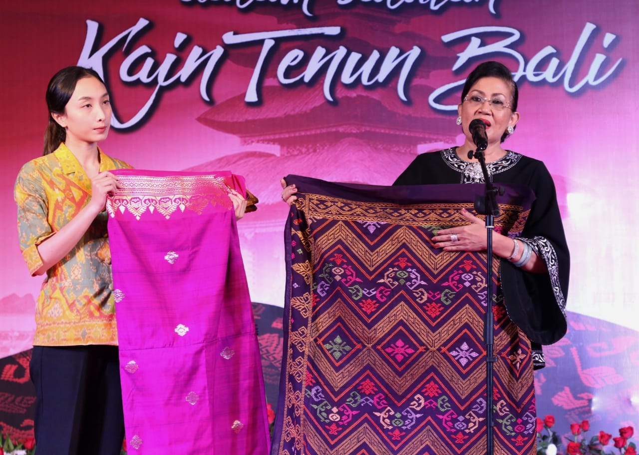 Ny Putri Koster: Sejahterakan Perajin dengan Manfaatkan Kain Tenun Asli