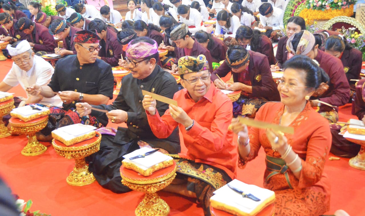 Buka Bulan Bahasa Bali, Gubernur Koster Ajak Generasi Muda Jangan Bosan Berbahasa Bali