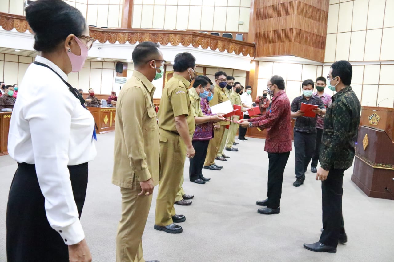 Gubernur Koster Gelontorkan Rp 38,2 M Bantuan Pendidikan untuk Siswa/Mahasiswa Terdampak Covid-19