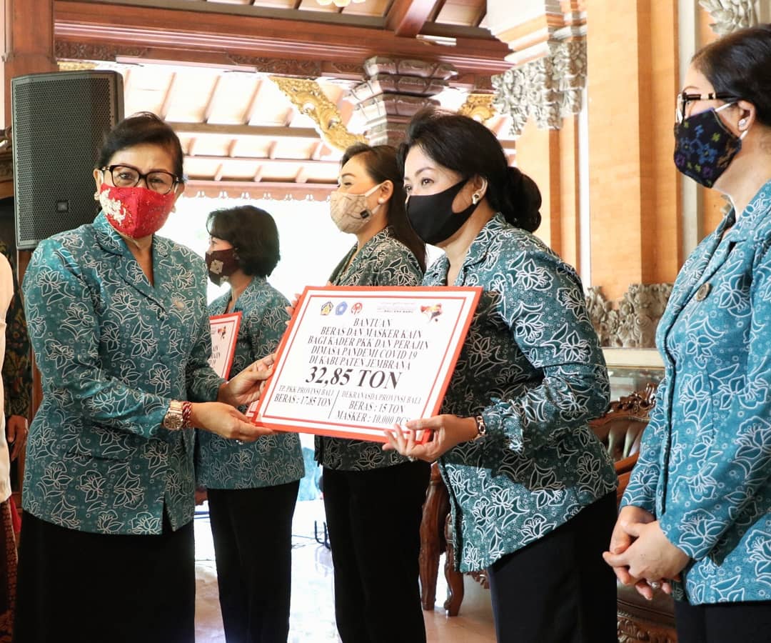 Ny Putri Koster Serahkan Bantuan 410,9 Ton Beras dan 90 000 Masker Kain