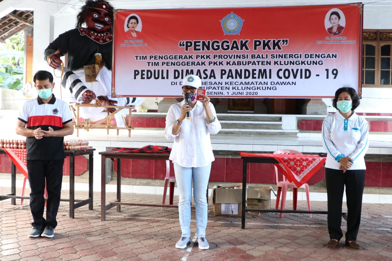 Bantu Masyarakat di tengah Pandemi, Penggak PKK Salurkan Bantuan Sembako di Klungkung