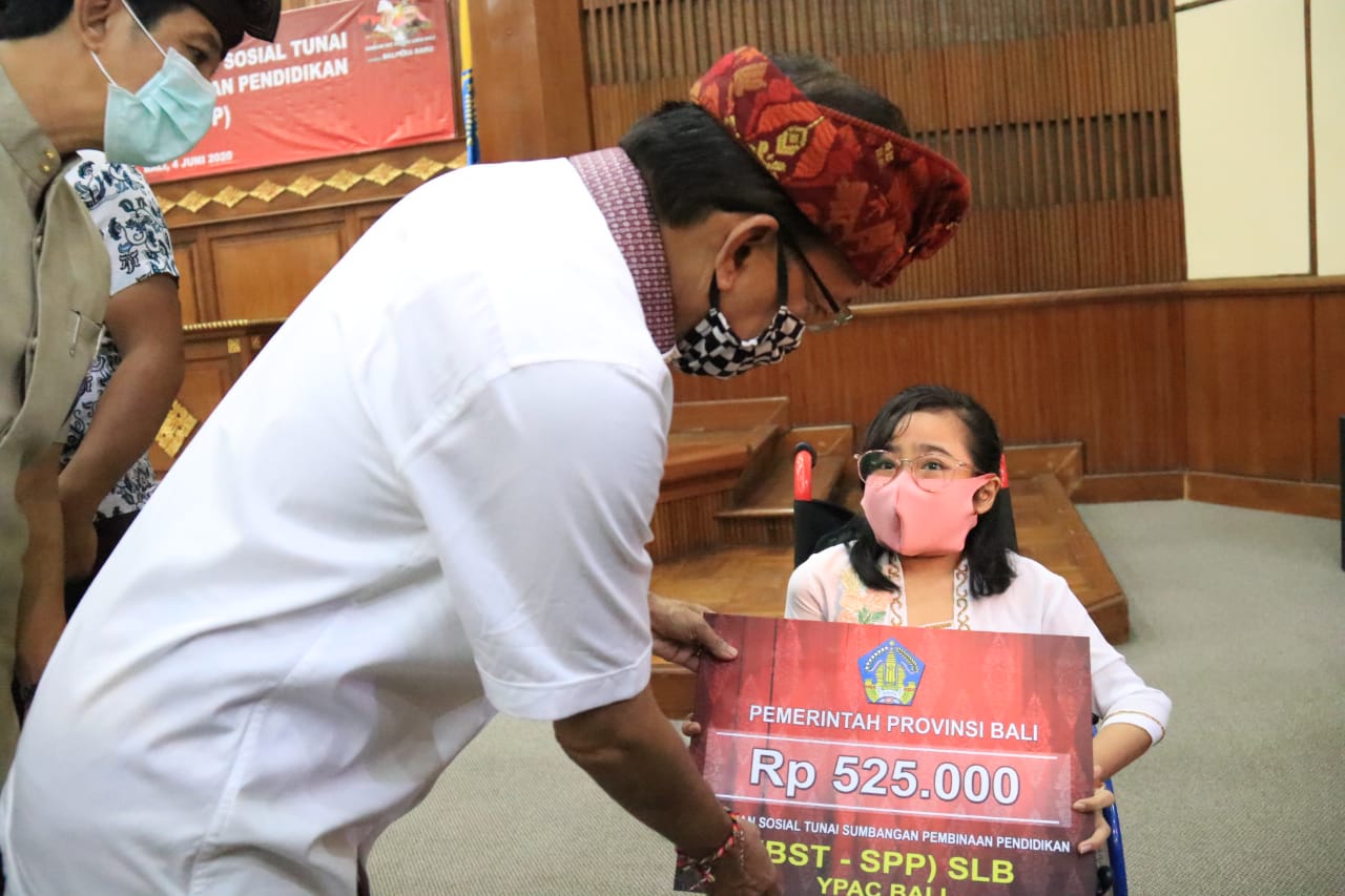 Satu-Satunya di Indonesia, Gubernur Koster Gelontorkan Bansos Tunai untuk Siswa SD hingga Sekolah Menengah Swasta se-Bali