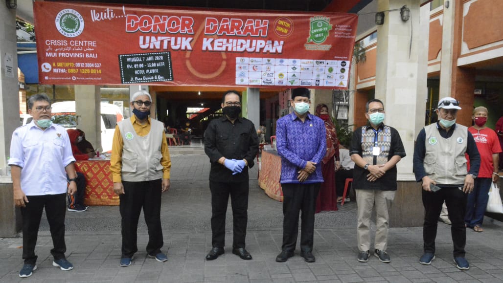 Apresiasi Acara Donor Darah MUI Bali, Wagub Cok Ace Ingatkan Disiplin Protokol Kesehatan di Masa Pandemi