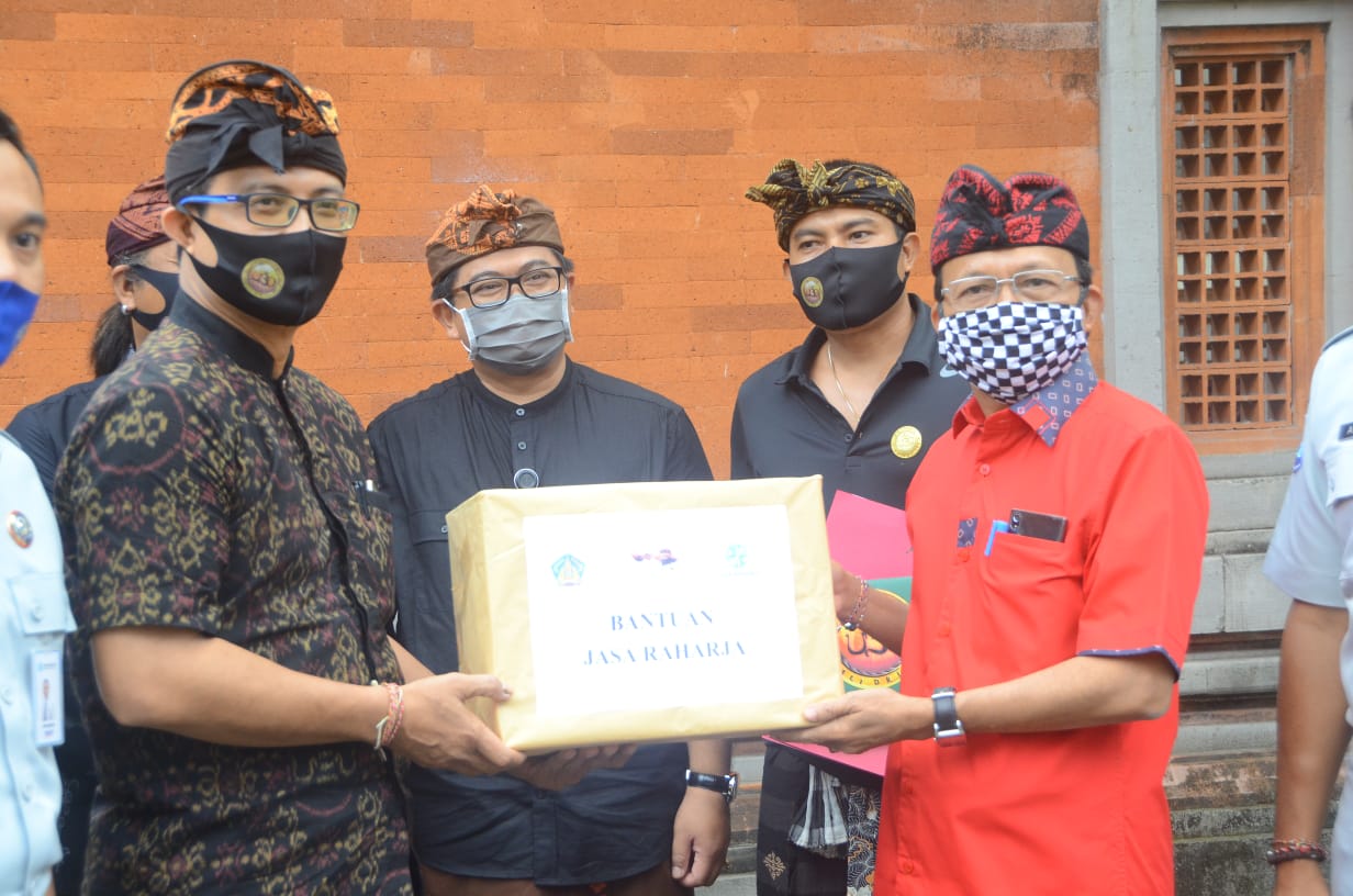 Segera Disalurkan ke Masyarakat, Gubernur Koster Terima Bantuan Bahan Pangan dari Jasa Raharja