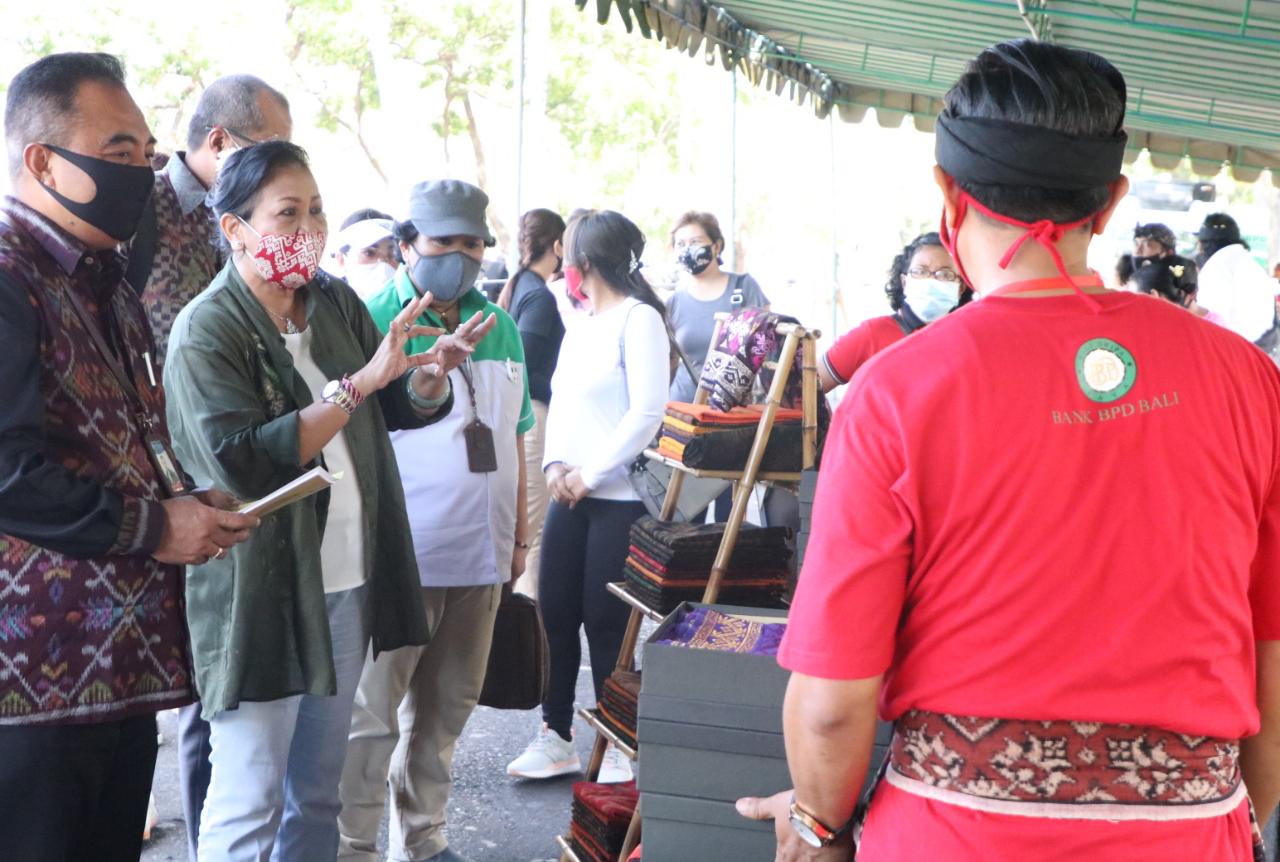 Tinjau Pasar Gotong Royong, Ny Putri Koster Puji Kreativitas Perajin Bali