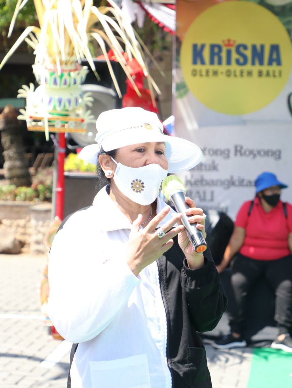 Ny Putri Koster Ajak Warga Untuk Bersahabat dan Kembali ke Alam