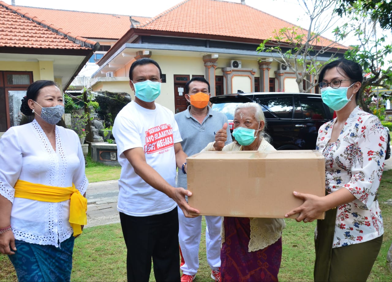 Sekda Dewa Indra Serahkan Bantuan 82.000 Masker untuk Panti Sosial se-Bali