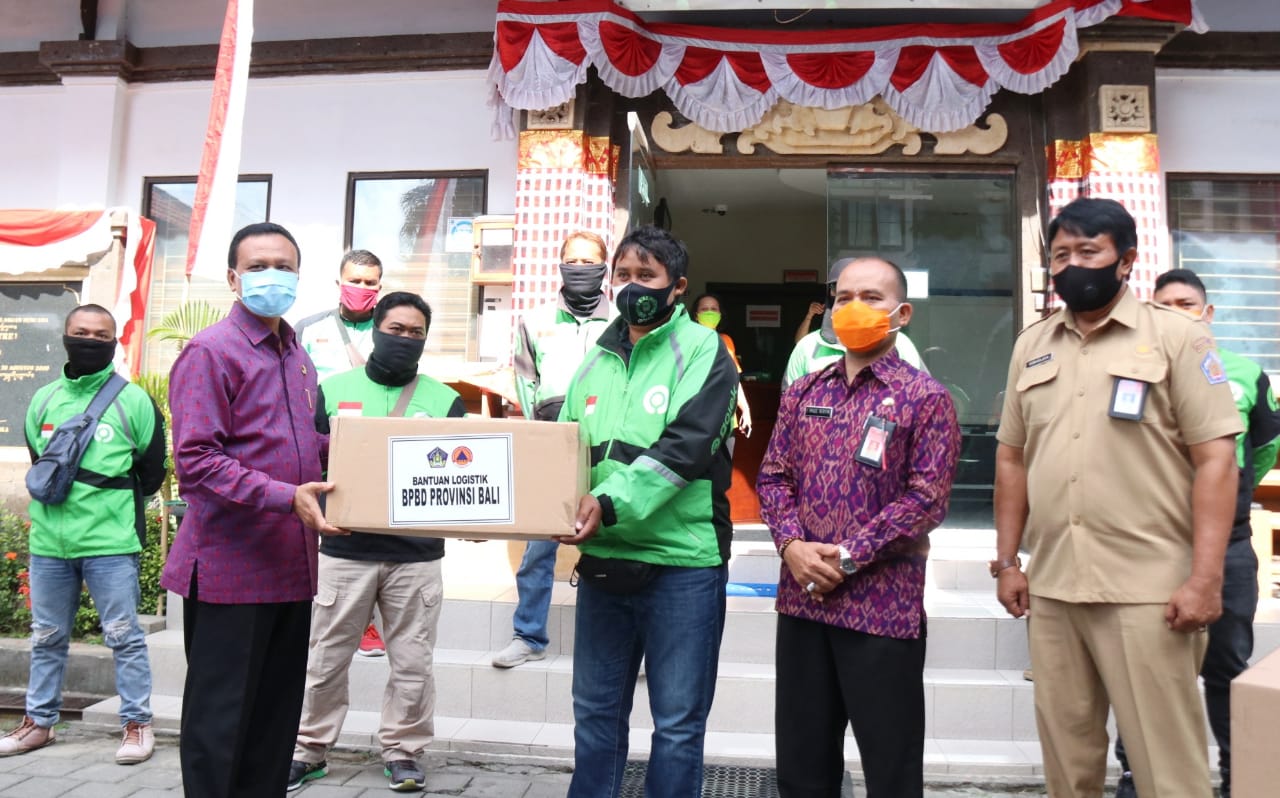 Sekda Dewa Indra Serahkan 30 ribu Masker Untuk Pelaku Gojek