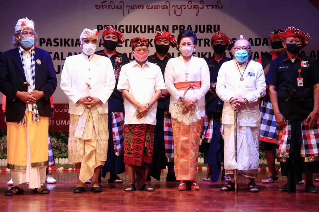 MDA Kukuhkan Ny Putri Suastini Koster sebagai Manggala Utama Pasikian Paiketan Krama Istri Desa Adat di Bali