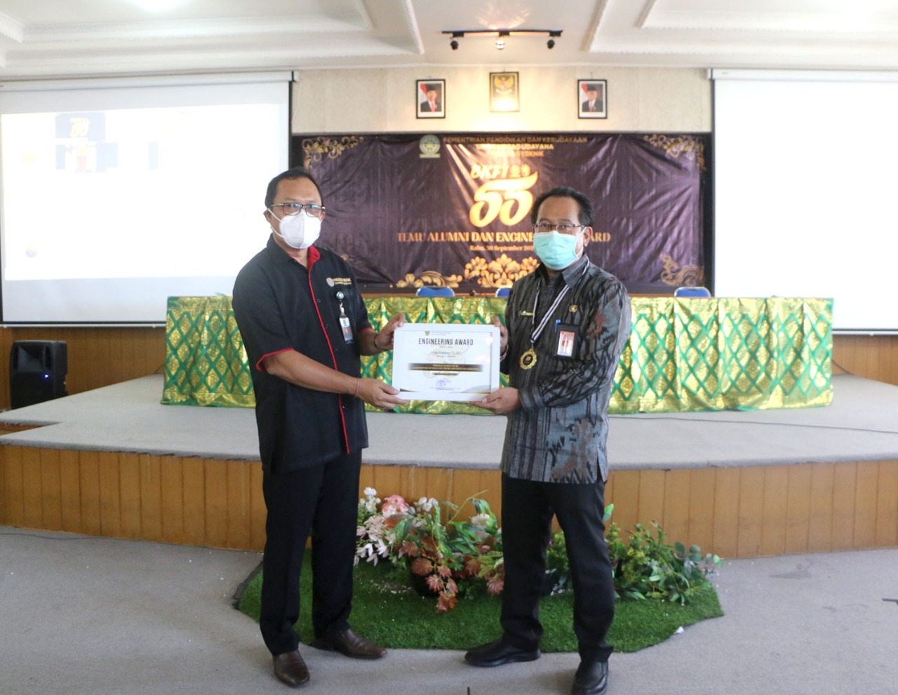 Kadis Kominfos Gde Pramana terima Engineering Award serangkaian BKFT ke-55 tahun.
