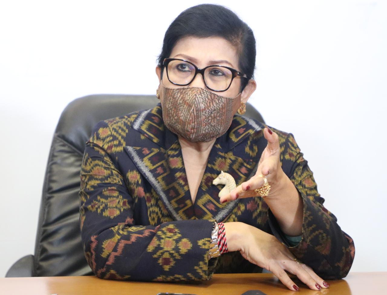Ny Putri Koster Ingin Pengrajin Endek Dapat Benefit Kesejahteraan dari Kerjasama dengan Brand Cristian Dior