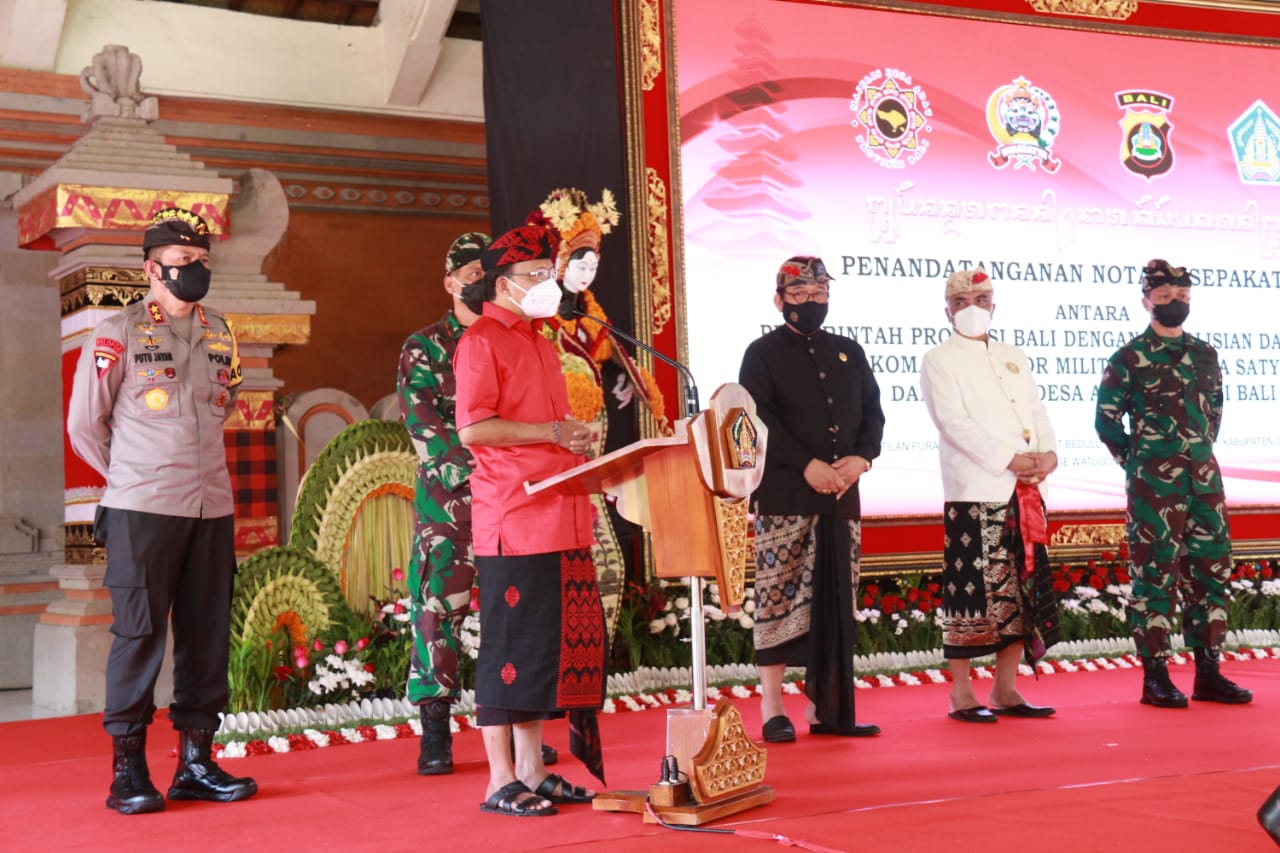 Gubernur Wayan Koster, Kapolda Bali, Danrem 163/Wira Satya, dan Bendesa Agung MDA Provinsi Bali Menandatangani Nota Kesepakatan Bersama Pelaksanaan Sipandu Beradat