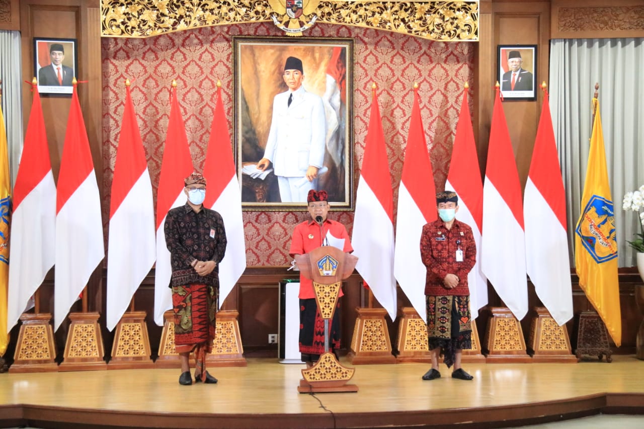 GUBERNUR BALI HIMBAU PENGGUNAAN PAKAIAN BERBAHAN KAIN TENUN ENDEK BALI /  KAIN TENUN TRADISIONAL BALI