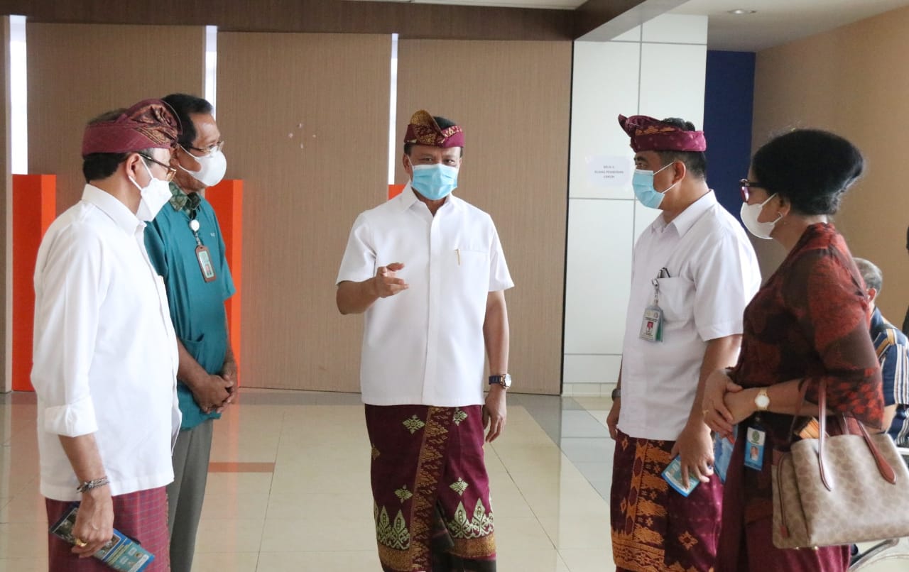 Sekda Dewa Indra Buka Pos Pelayanan Vaksinasi COVID-19 di RSPTN Unud