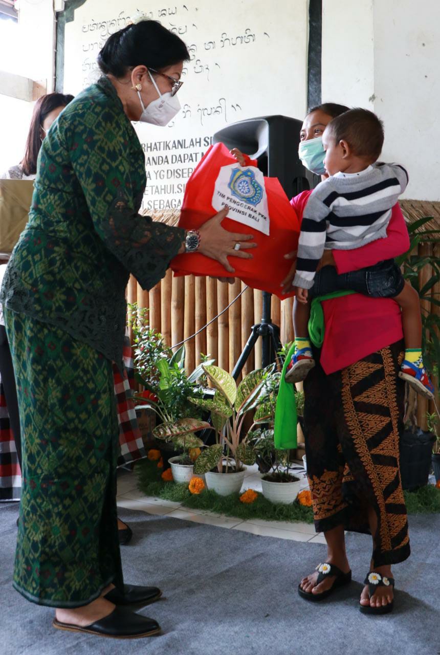 Ketua TP PKK Bali Bantu Balita Kurang Gizi dan Bumil di Desa Tista Kerambitan