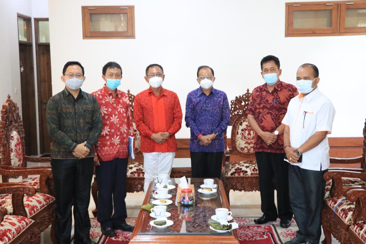 Gubernur Koster Fasilitasi Vaksinasi Pekerja Migran Asal Bali