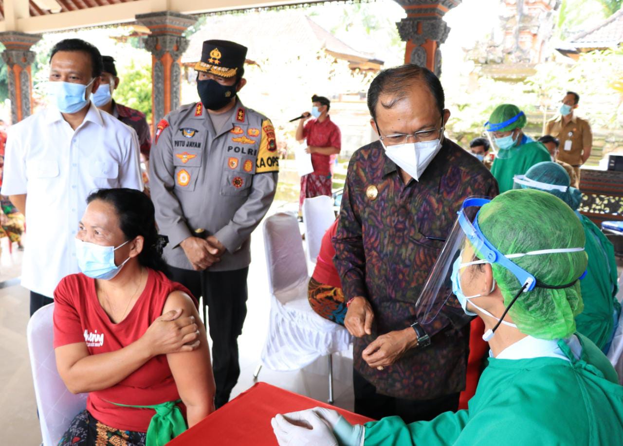 Gubernur Koster Tinjau Pelaksanaan Vaksinasi Massal di Kawasan Ubud