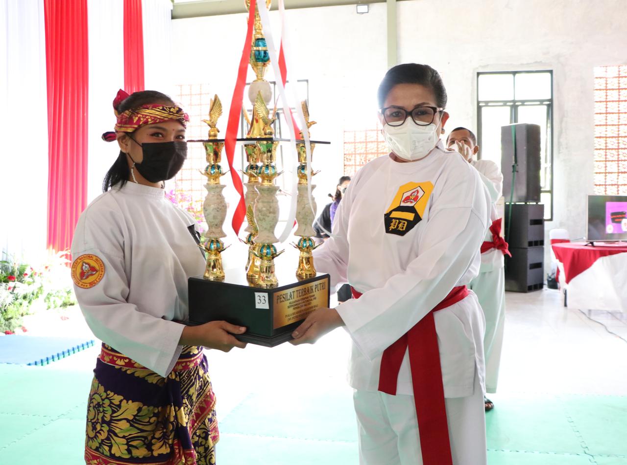 Melalui Perisai Diri, Ny. Putri Koster Pompa Semangat Anak Muda Terus Berkarya dan Berprestasi