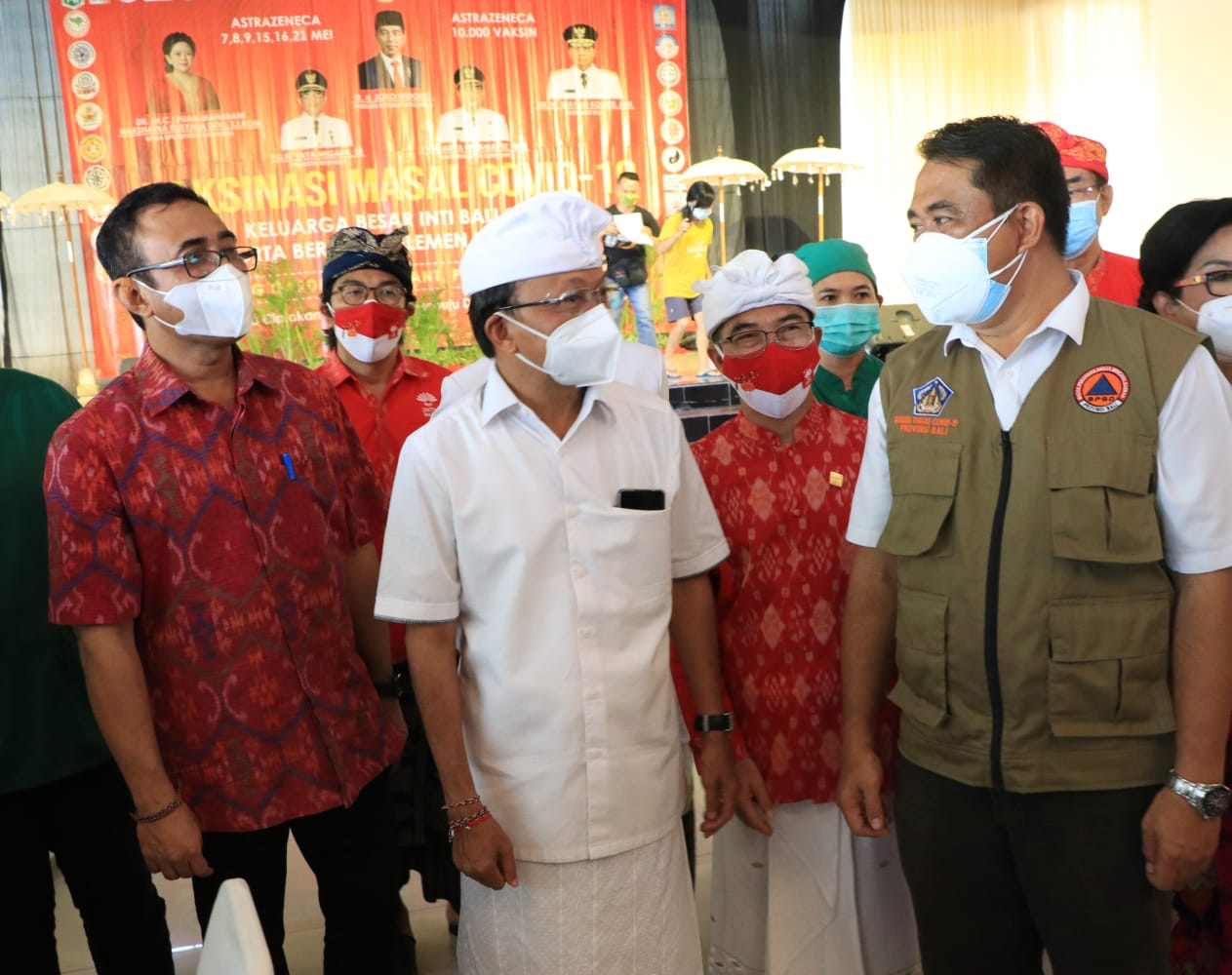 Usai Sembahyang, Gubernur Koster Tinjau Vaksinasi Massal di Hongkong Garden