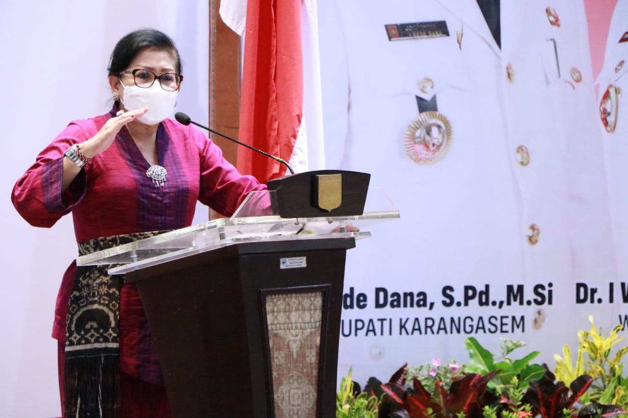 Ny Putri Koster Minta Bupati Kembangkan Potensi Bunga Kasna