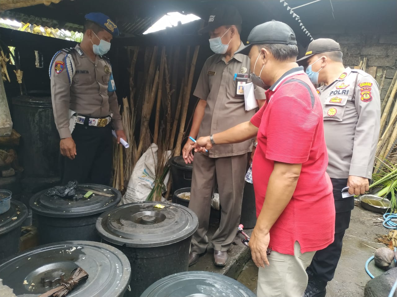 Edukasi Petani Arak dan Pengepul, Tim Terpadu Turun ke Sidemen Kerangasem