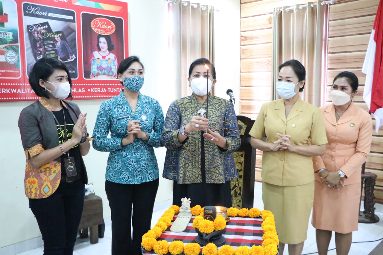Dukung Pelatihan Pembuatan Dupa, Ny Putri Koster Ingatkan Bahan Baku Dupa Yang 'Bertuah'