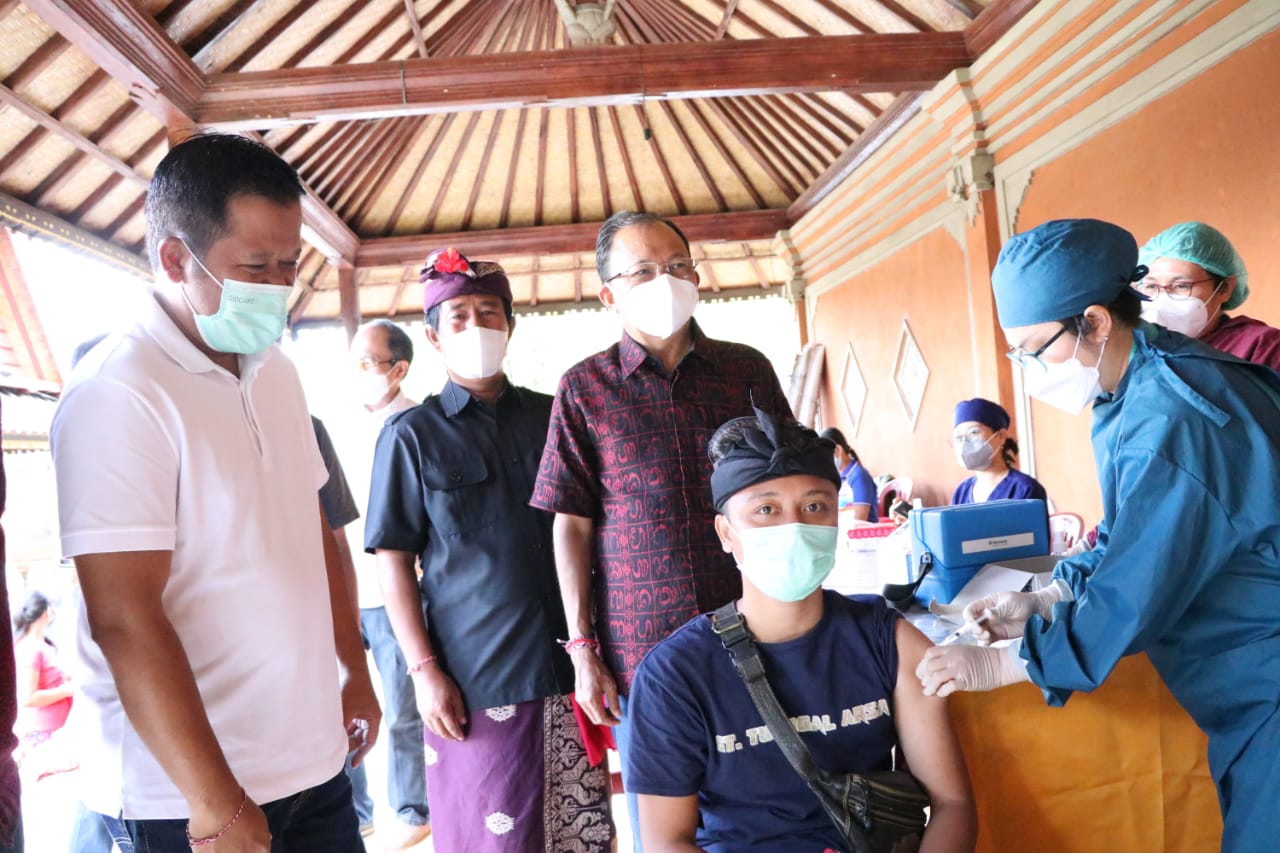 Hari Libur, Gubernur Koster Sidak Pelaksanaan Vaksinasi di Bangli