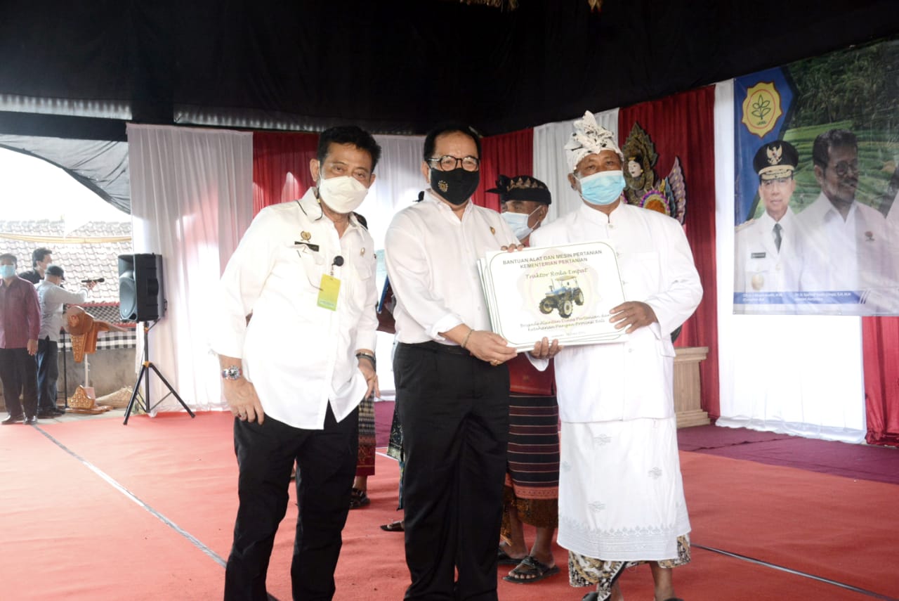 Wagub Cok Ace Dampingi Menteri Yasin Limpo Serahkan Bantuan Pertanian di Gianyar