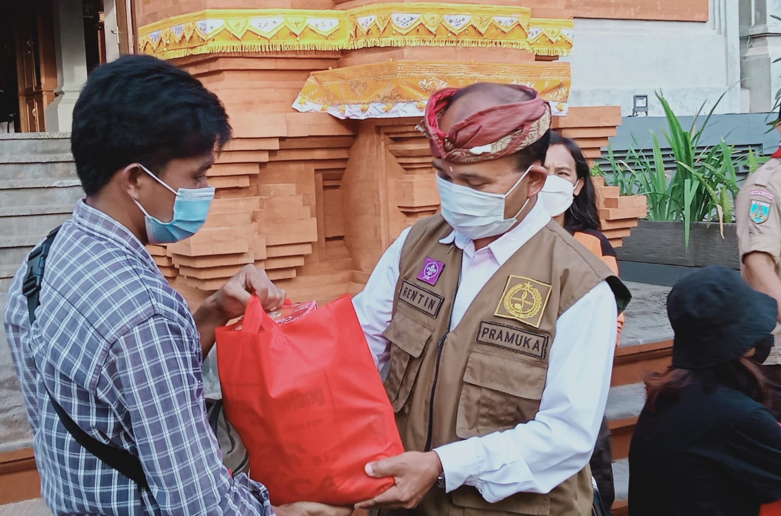 Gerakan Pramuka Kwarda Bali Berbagi Sembako diTengah Pandemi