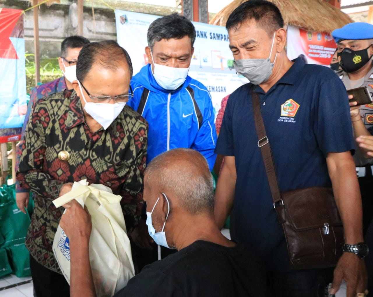 Gubernur Koster Tinjau Vaksinasi Penyandang Disabilitas dan ODGJ di Desa Getakan, Sekaligus Serahkan Paket Sembako