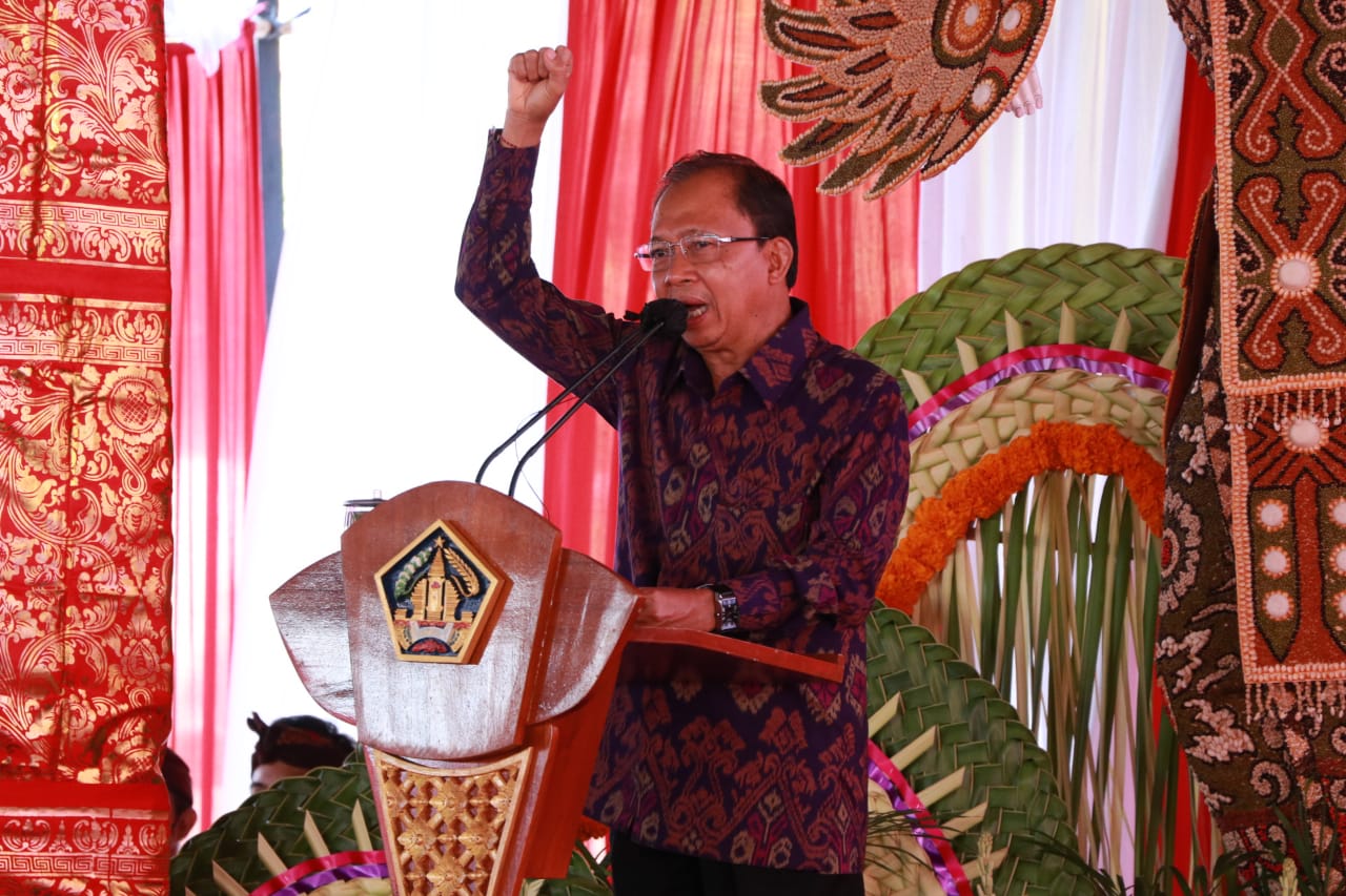 GUBERNUR BALI DALAM RANGKA PENYERAHAN SERTIFIKAT HAK MILIK TANAH GARAPANKEPADA WARGA DESA SUMBERKLAMPOK