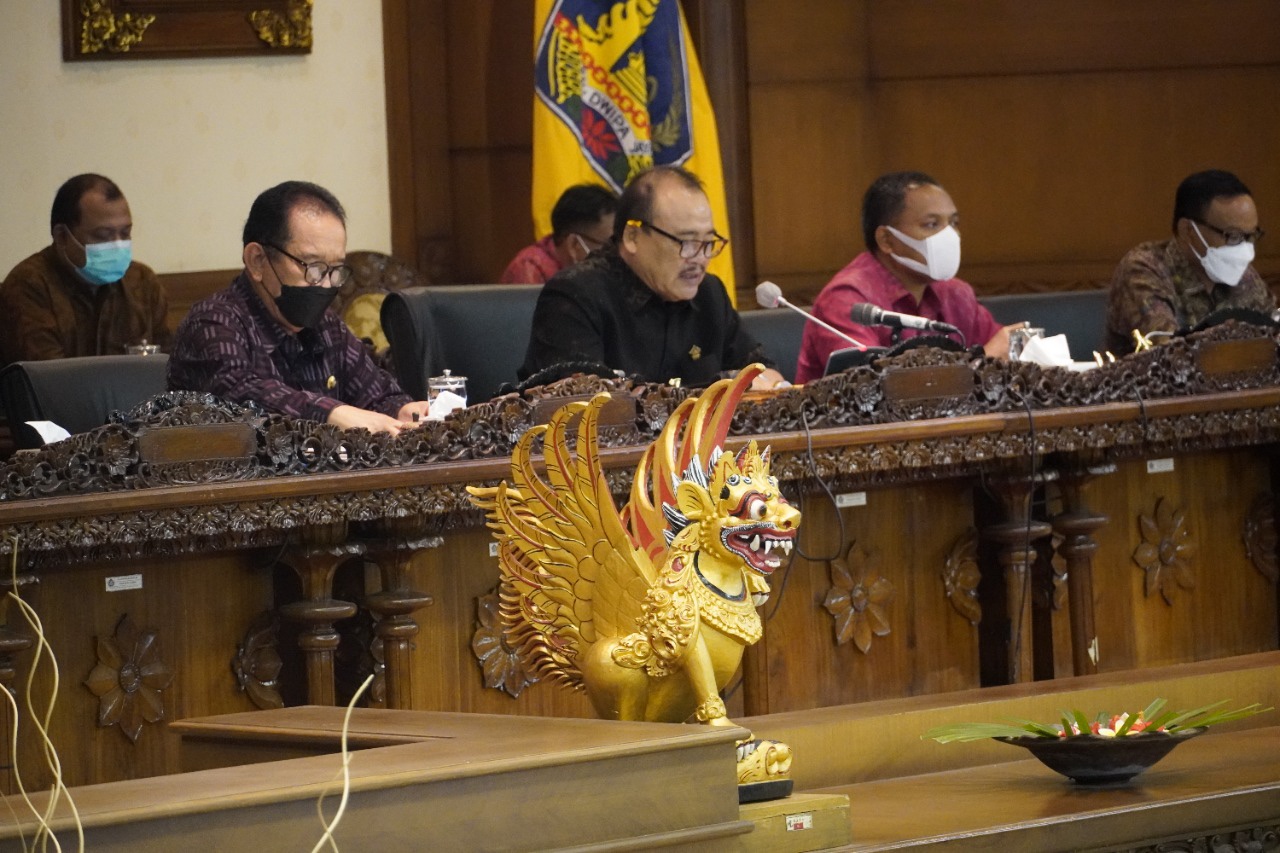 Wakil Gubernur Bali Bacakan Jawaban Gubernur Terhadap Pandangan Umum Fraksi-Fraksi Atas Raperda tentang Pengelolaan Keuangan Daerah
