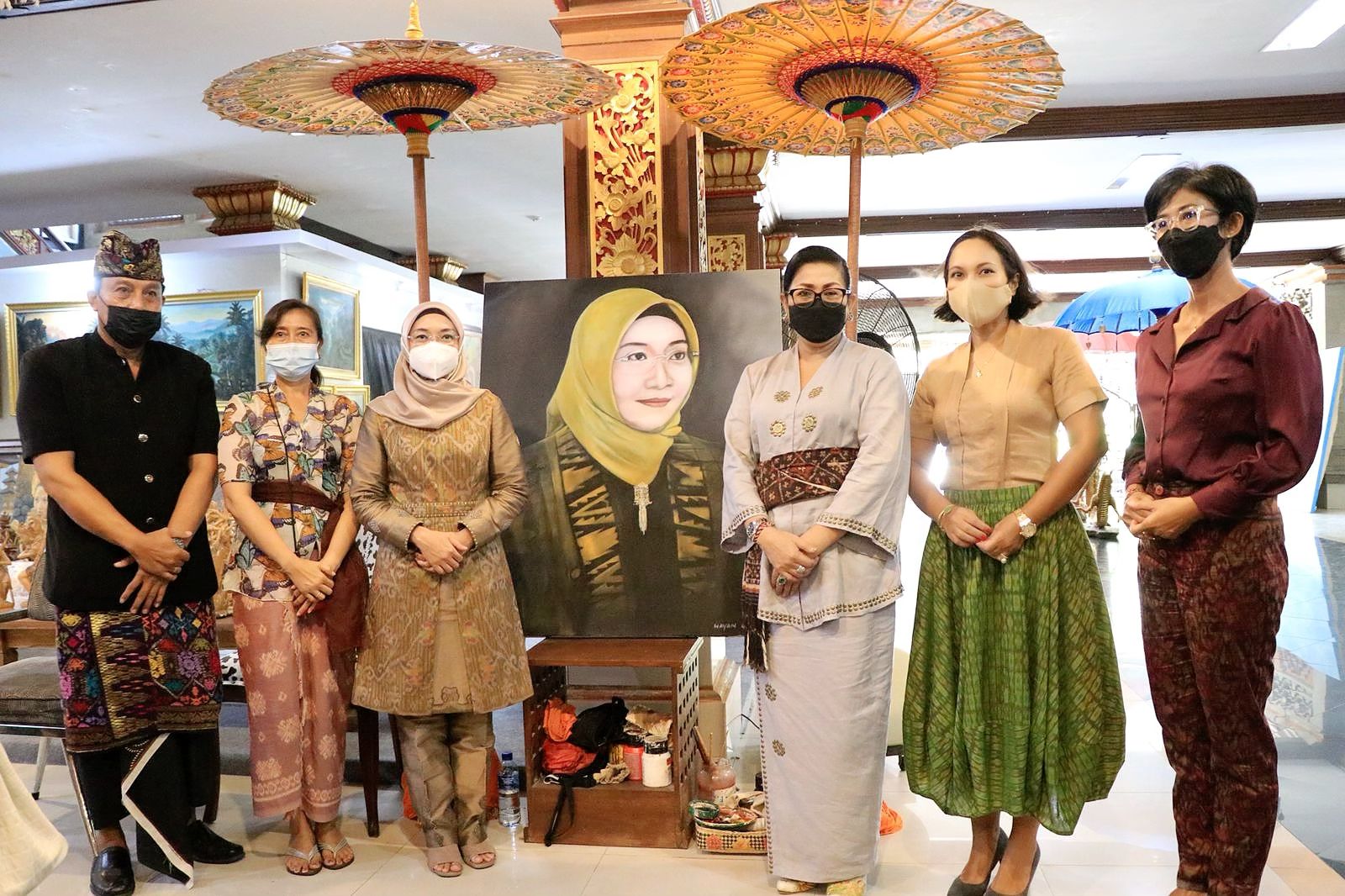 Ibu Wapres, Wury Ma’ruf Amin Kunjungi Pameran IKM Bali Bangkit Didampingi Ny. Putri Suastini Koster