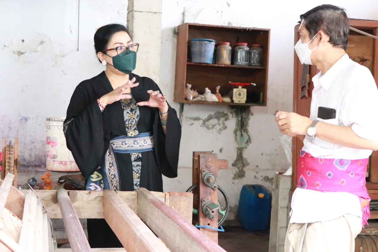 Ny Putri Koster Edukasi Perajin Tenun untuk Jual Produk Berkualitas dengan Harga Pantas