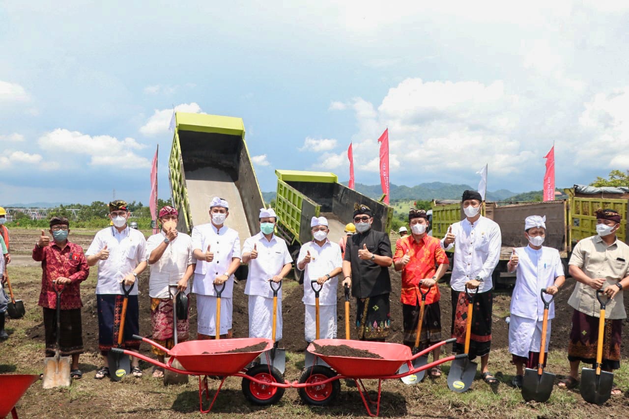Gubernur Bali, Wayan Koster Secara Resmi Memulai Pekerjaan Pematangan Lahan Kawasan Pusat Kebudayaan Bali di Kabupaten Klungkung